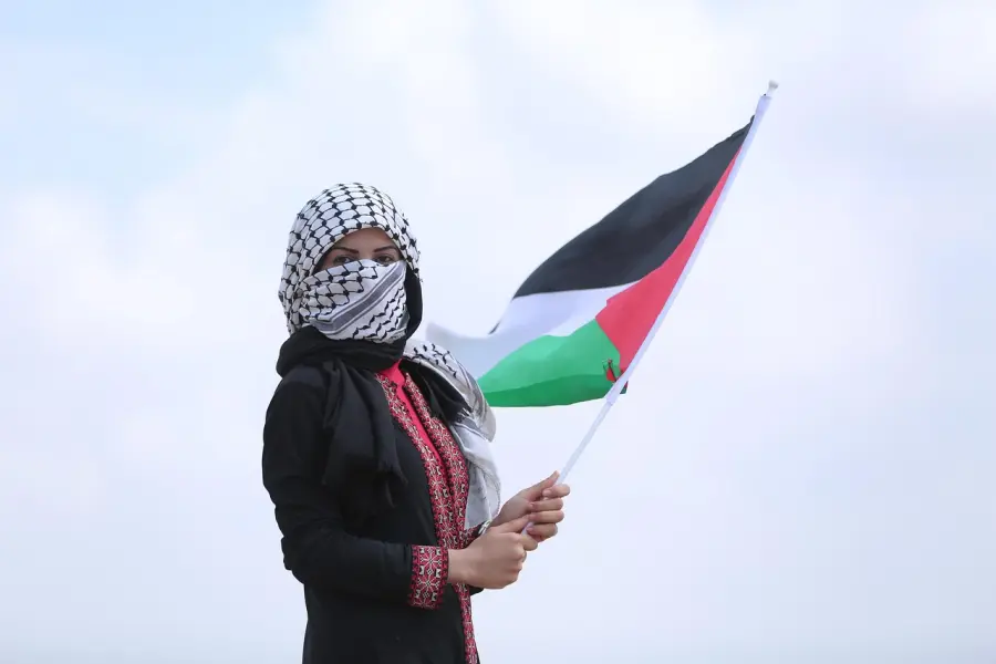 La bandiera palestinese sulla Torre del Bordello: un gesto simbolico di solidarietà