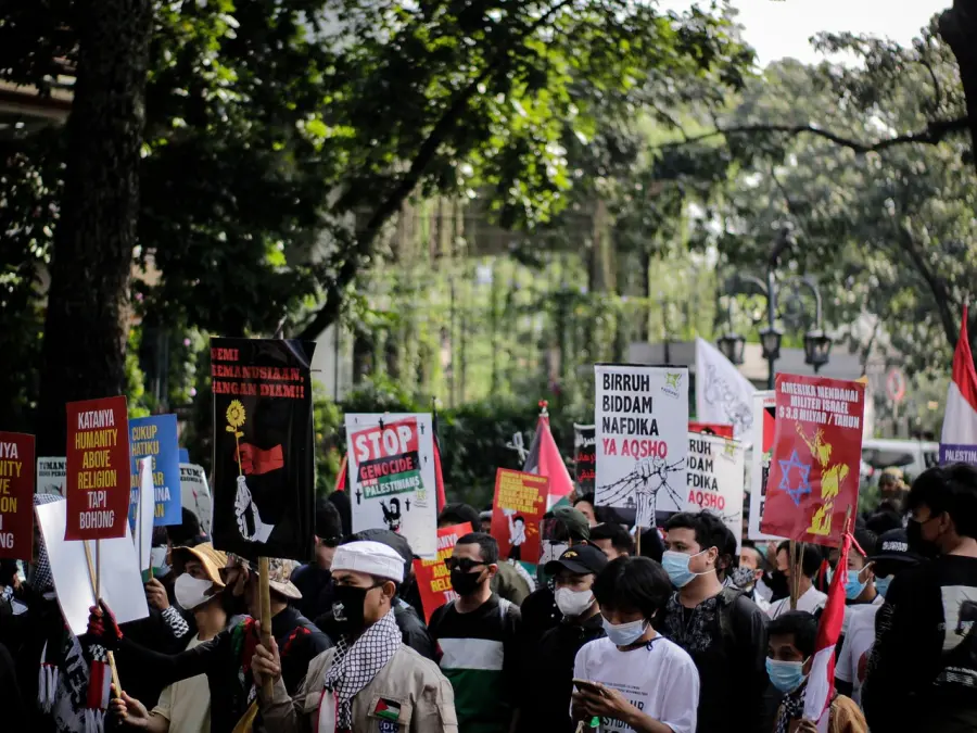 Corteo per Gaza, tra solidarietà e vandalismi: il Comune annuncia azioni legali