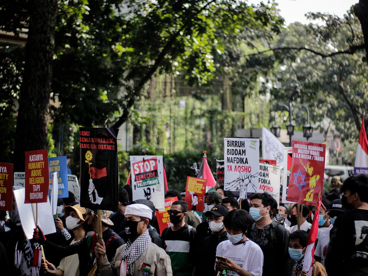 Corteo per Gaza, tra solidarietà e vandalismi: il Comune annuncia azioni legali