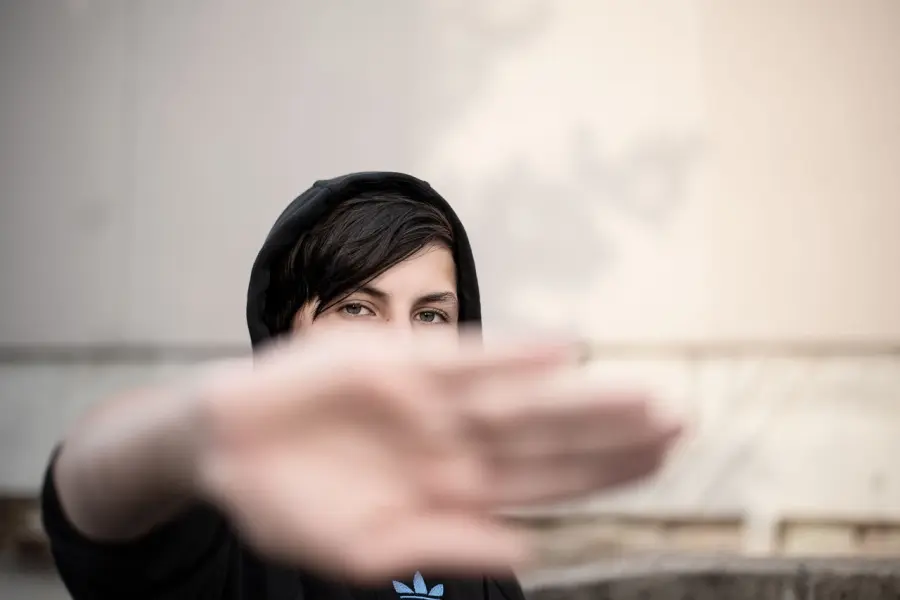 Come aiutare il proprio figlio adolescente a uscire da un momento buio