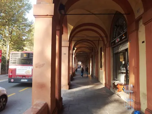 Navetta Tper fuori controllo in via Petroni: colonna del portico danneggiata