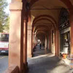 Navetta Tper fuori controllo in via Petroni: colonna del portico danneggiata
