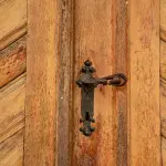 Alloggio popolare occupato in via Dagnini: intervento della Polizia Locale, tre denunciati