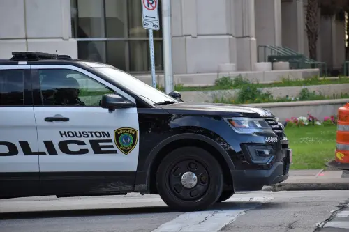 Bologna, inseguimento nella notte dopo un tentato furto: arrestati due uomini