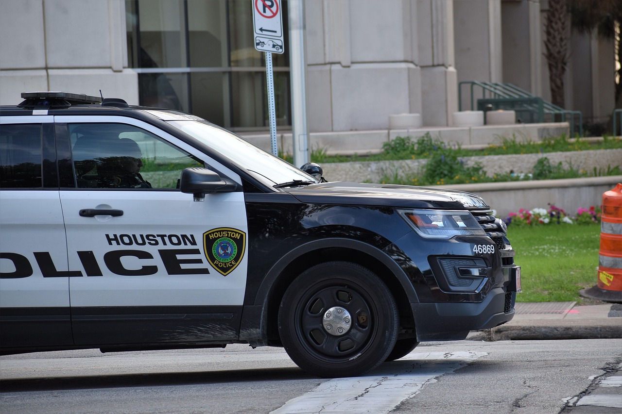 Bologna, inseguimento nella notte dopo un tentato furto: arrestati due uomini