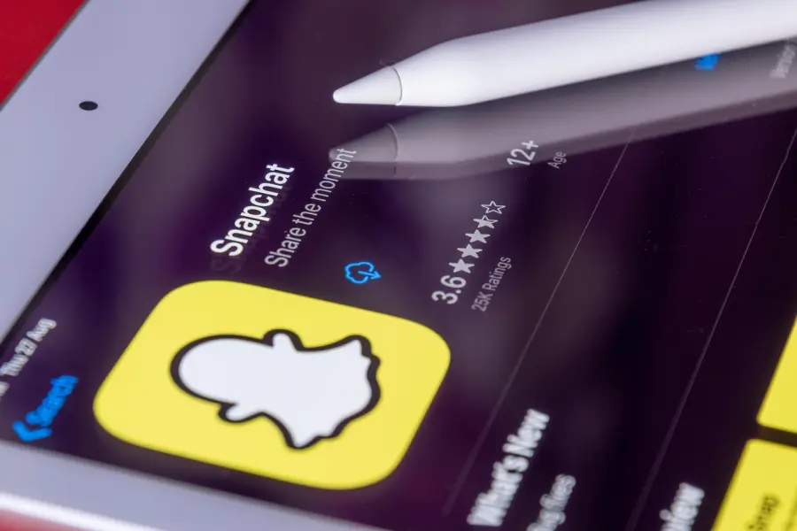 Come funziona Snapchat: dinamiche, linguaggio visivo e logiche che definiscono la piattaforma