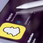 Come funziona Snapchat: dinamiche, linguaggio visivo e logiche che definiscono la piattaforma