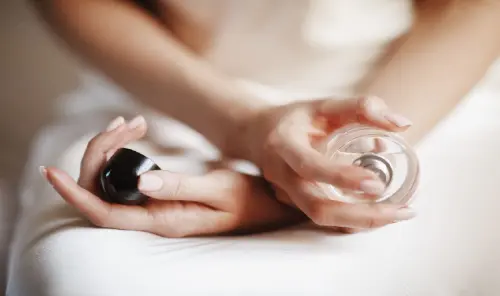 Come scegliere il profumo giusto: guida pratica per orientarsi tra famiglie olfattive e marchi