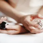 Come scegliere il profumo giusto: guida pratica per orientarsi tra famiglie olfattive e marchi