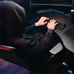 Bologna, sei indagati per adescamento online di una minore