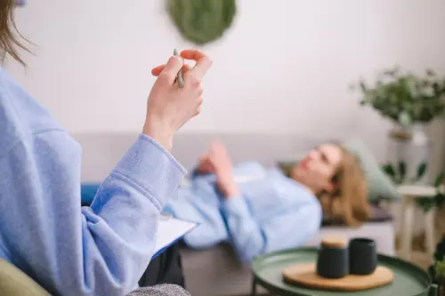 La trappola del “ce la faccio da solo”: quando chiedere aiuto è il più alto atto di forza