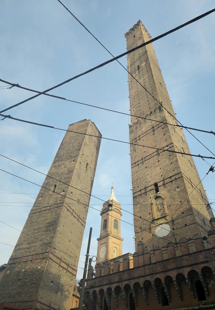 Le torri di Bologna oltre le Due Torri: storia nascosta, numeri e itinerario urbano