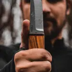 Bologna, strappa il cellulare e minaccia la vittima con un coltello