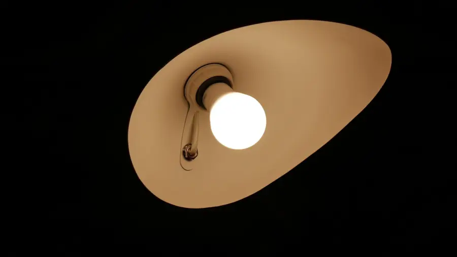 Lampadari per casa al mare: luce naturale, materiali leggeri e design che respira