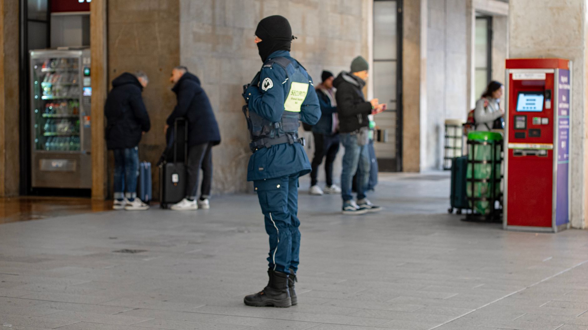 Bologna, ruba una borsa e fugge dalle celle: arrestato
