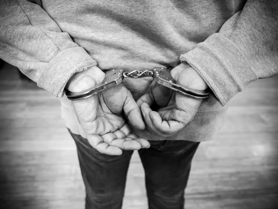 Bologna, due arresti per sequestro e rapina: vittima legata per ore