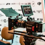 Montaggio videoclip: l’arte di costruire ritmo, emozione e racconto attraverso le immagini